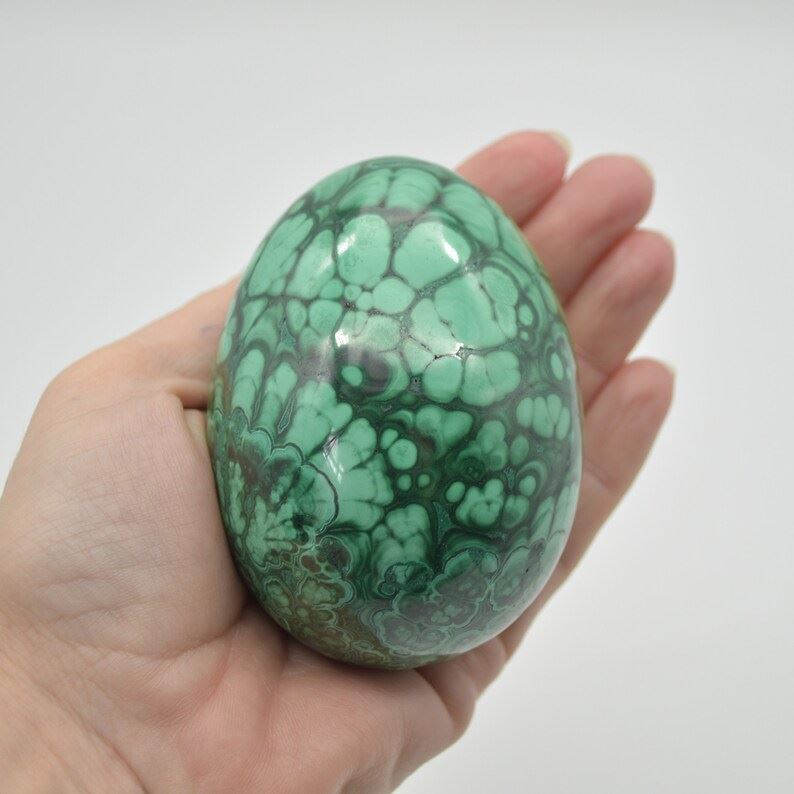 Malachite Crystal Egg - 530 grams - 8cm x 6cm x 5.5cm #02 - Image 3