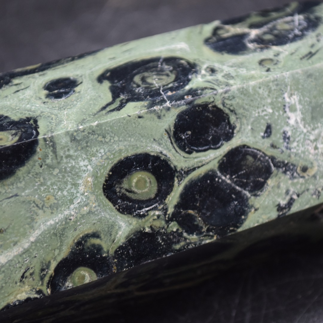 Kambaba Jasper Crystal Point, Tower, Wand - 16.5cm - 870 grams - Image 7