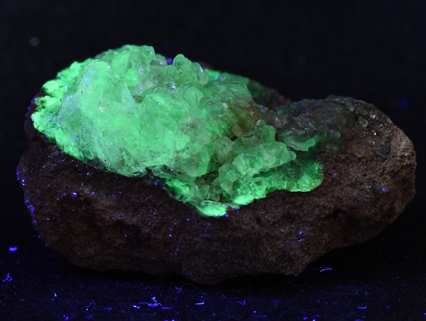 Mexican Hyalite Opal Collector Grade Specimen Stone on Matrix - UV Reactive Fluorescent - 59 grams #07 - Image 6