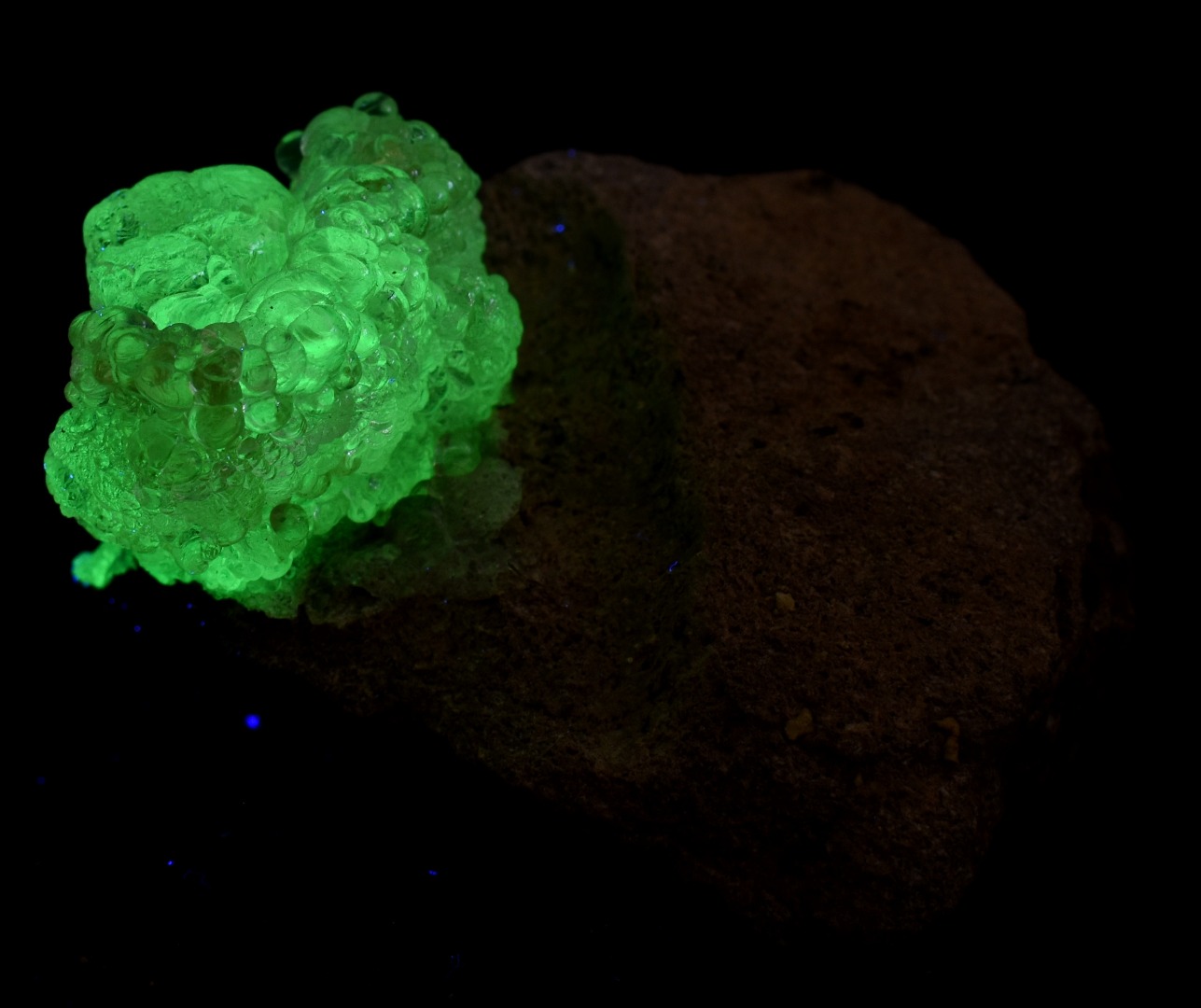 Mexican Hyalite Opal Collector Grade Specimen Stone on Matrix - UV Reactive Fluorescent - 69 grams #09 - Image 8