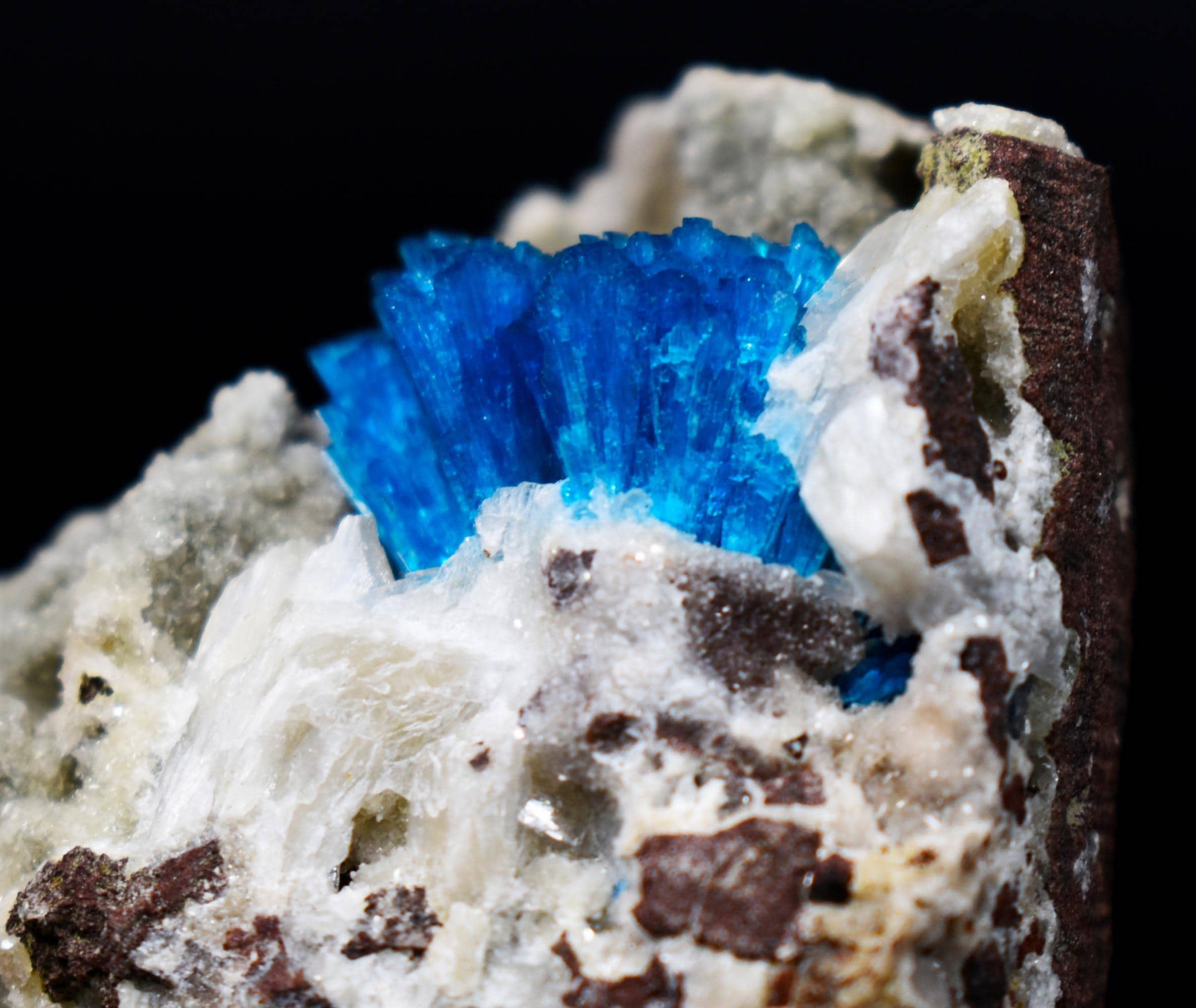 Rare Cavansite Cluster with Stilbite & Heulandite On Matrix from Wagholi, Pune, India - 86 grams - Image 2
