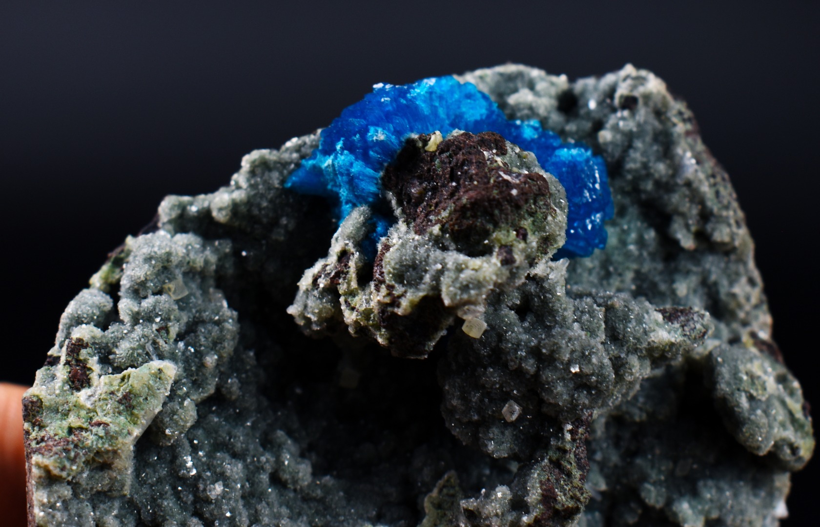 Rare Cavansite Cluster with Stilbite & Heulandite On Matrix from Wagholi, Pune, India - 175 grams - Image 4