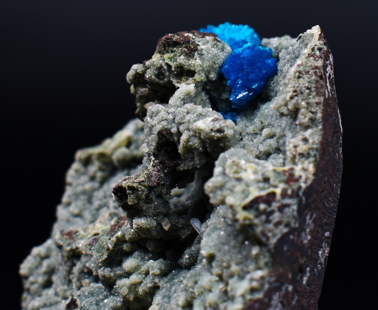 Rare Cavansite Cluster with Stilbite & Heulandite On Matrix from Wagholi, Pune, India - 175 grams - Image 2