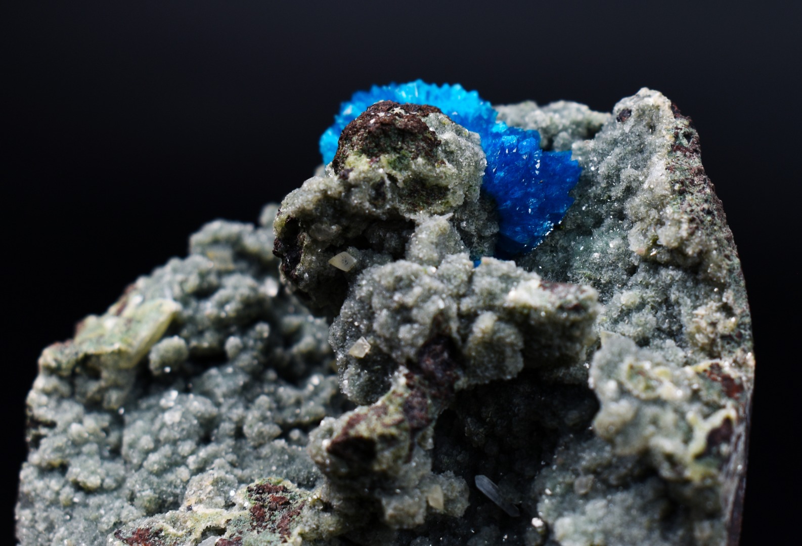 Rare Cavansite Cluster with Stilbite & Heulandite On Matrix from Wagholi, Pune, India - 175 grams - Image 3