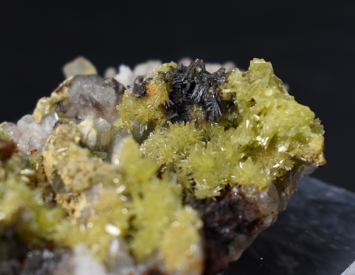 Lustrous Apple Green & Brown Pyromorphite Crystal - Daoping Mine, China - Rare - 14.2 grams - Image 2
